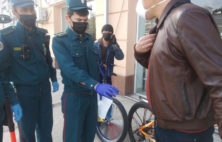 Samarqandda ko‘chada bemaqsad yurgan fuqarolarga qarshi reyd o‘tkazilmoqda (foto)