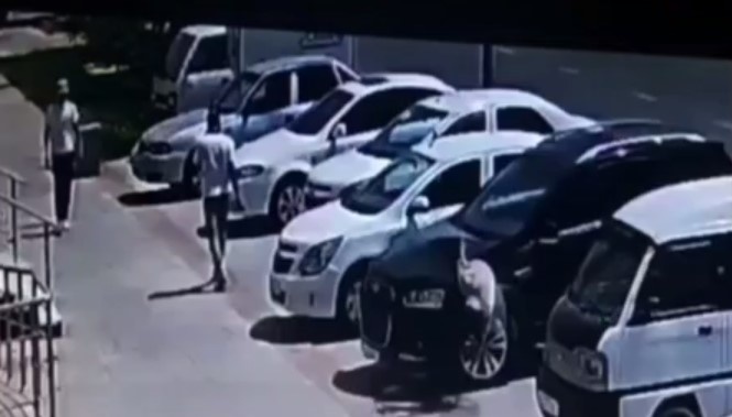 17-летний парень упал с 5-го этажа на автомобиль в Ургенче (видео)