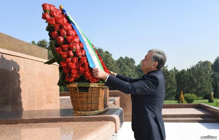 Prezident Mustaqillik va ezgulik monumenti poyiga gulchambar qo‘ydi