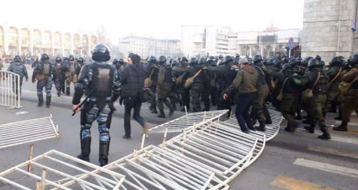 Милиция Бишкека применила против митингующих светошумовые гранаты