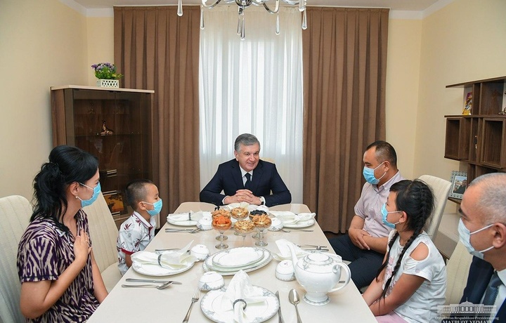 Shavkat Mirziyoyev 14 yil ijarada yashagan oilaning yangi uyida mehmon bo‘ldi