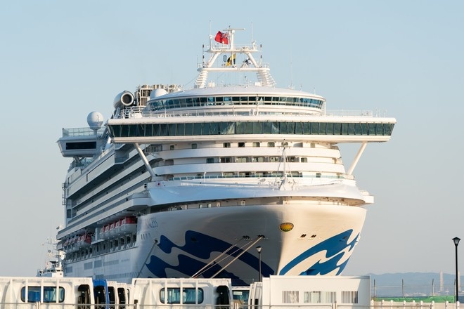 Япония может разрешить эвакуировать туристов с лайнера Diamond Princess