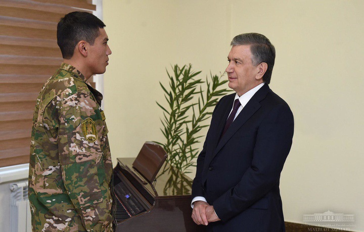 Shavkat Mirziyoyev harbiy xizmatchilar bilan uchrashdi