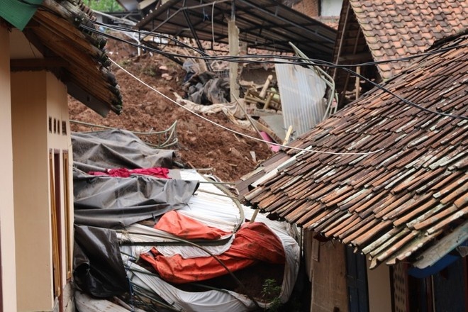 Число жертв землетрясения в Индонезии достигло 26