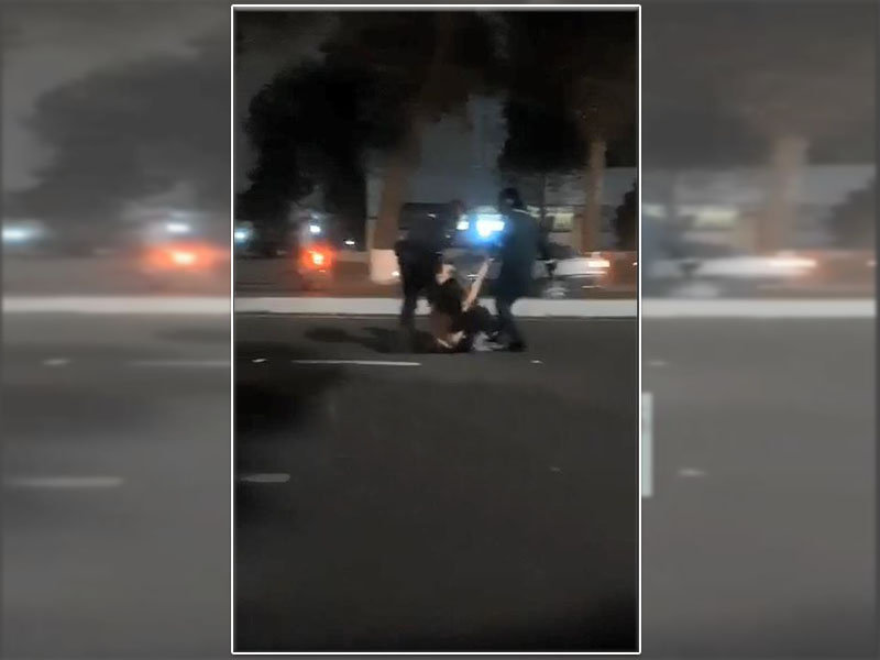 В ГУВД прокомментировали видео, на котором правоохранители уносят девушку с дороги на руках