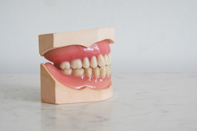 Стоматолог рассказала, какие народные методы лечения зубов им вредят