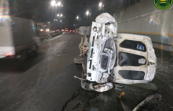 Тошкентда «GAZ3110» баланд кўприк устидан пастга қулади