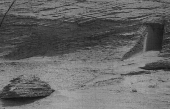 На Марсе сфотографировали «дверь»