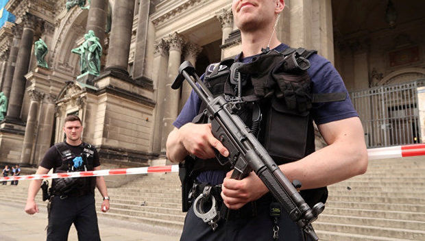 Берлин полицияси черковда жанжал кўтарган одамни ўққа тутди