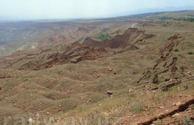 В Ангрене произошел крупный сход оползня