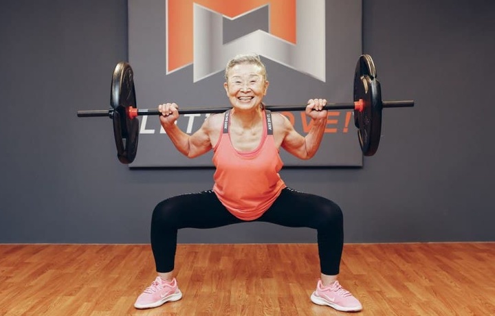 90-летняя пенсионерка преобразилась в фитнес-диву из-за обиды на мужа (фото+видео)