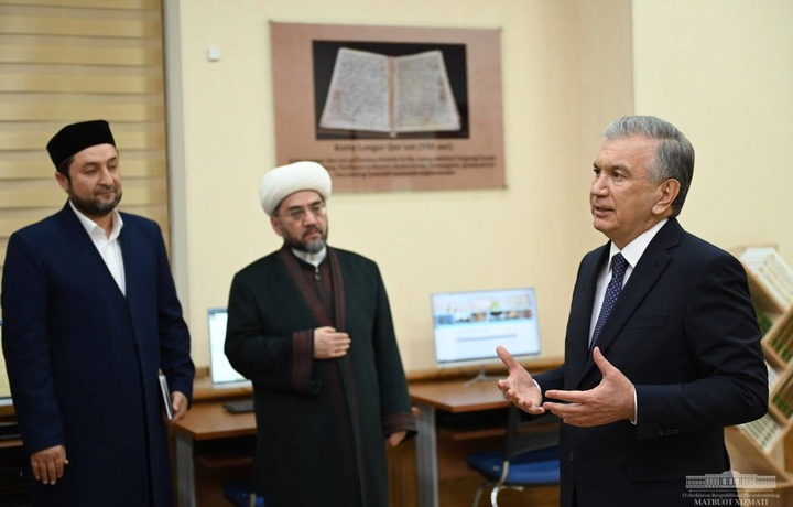 Prezident Mir Arab oliy madrasasida bo‘ldi