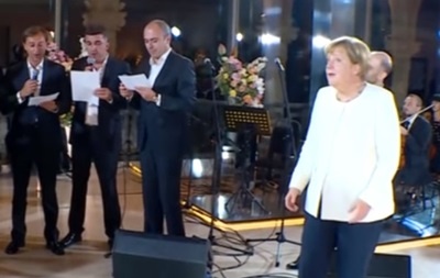 Ангела Меркел Грузияда яхши кўрган қўшиғини айтиб берди (видео)