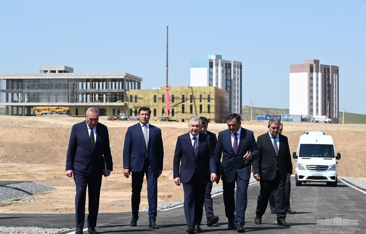 Президент посетил строящийся жилой массив «Янги Узбекистон» (фото)