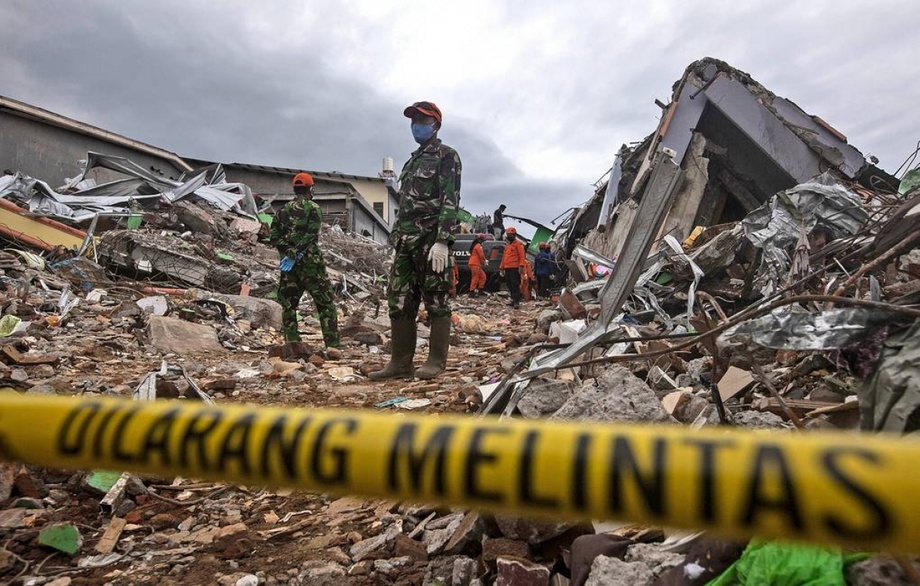 Число жертв последствий землетрясения в Индонезии выросло до 56