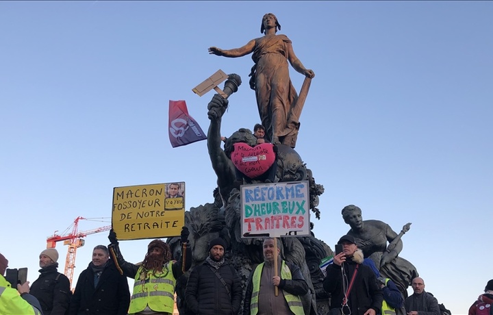 В Париже молодежь протестовала против пенсионной реформы