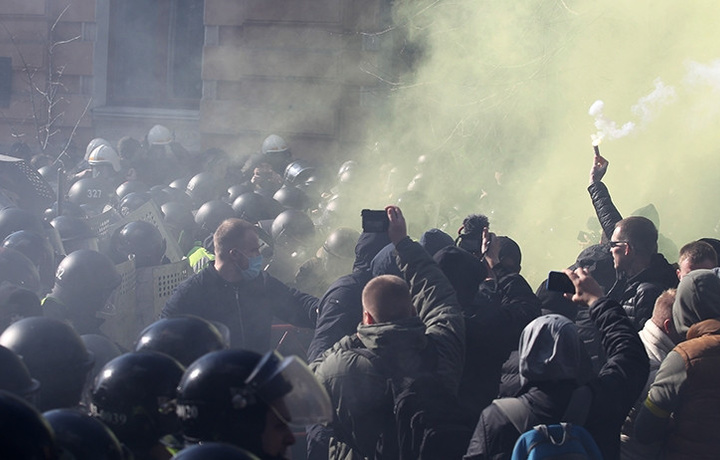 Украинские националисты митингуют против президента