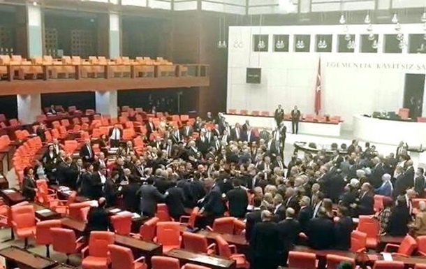 Turkiya parlamentida ommaviy mushtlashuv yuz berdi (video)