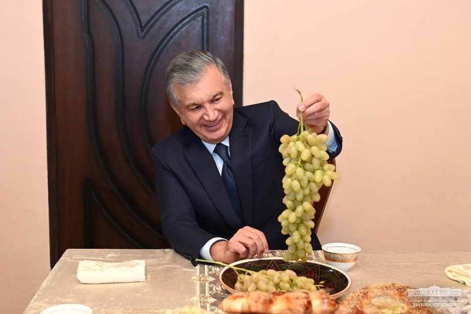 Shavkat Mirziyoyev Jumaboy Ismoilov xonadonida mehmon bo‘ldi (foto)