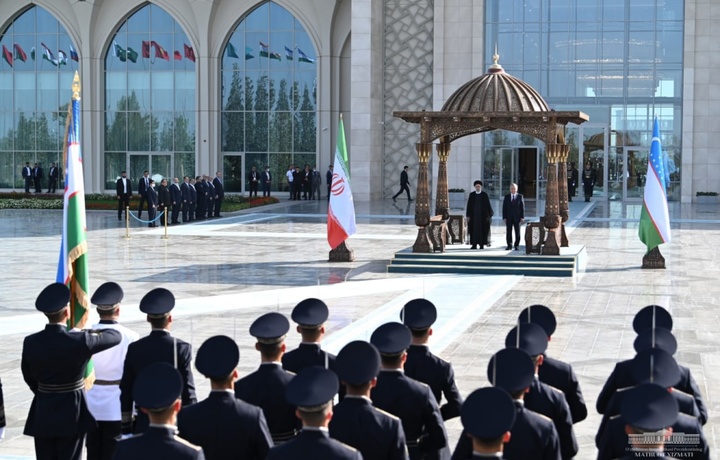 Shavkat Mirziyoyev Ibrohim Raisiy bilan muzokara o‘tkazmoqda