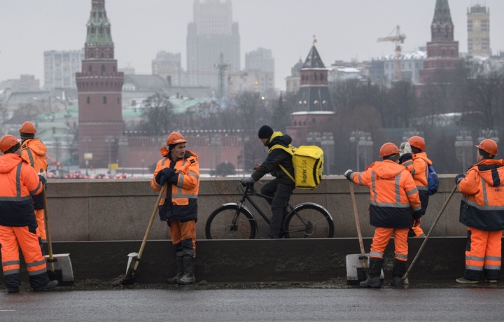 Россияда ноқонуний мигрантларга банк картаси очиш, пул ўтказиш, никоҳдан ўтиш тақиқланиши мумкин