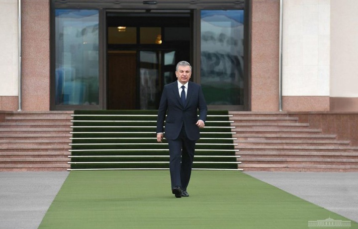 Шавкат Мирзиёев вылетел в Баку