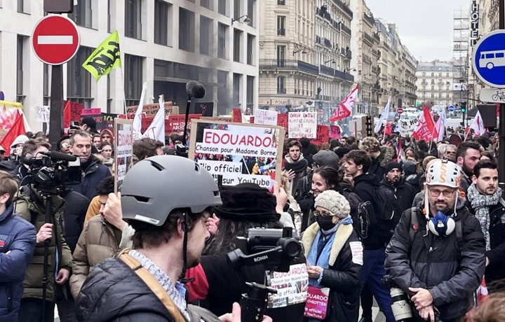 В Париже ужесточились столкновения полиции с противниками пенсионной реформы
