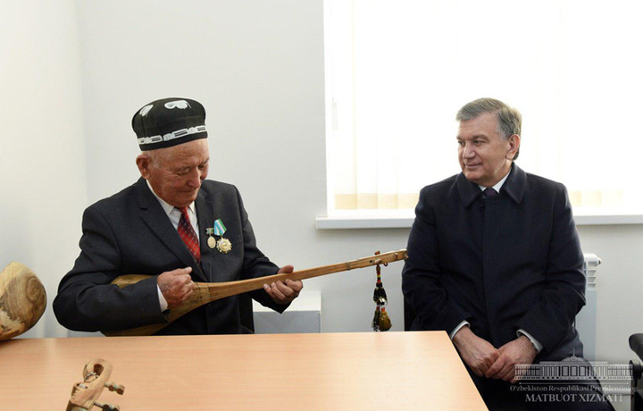 Shavkat Mirziyoyev O‘zbekiston xalq baxshilari bilan gaplashdi