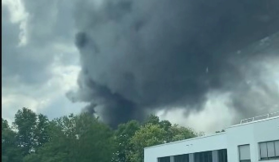 Берлин накрыло ядовитым дымом из-за пожара на военном заводе (фото)
