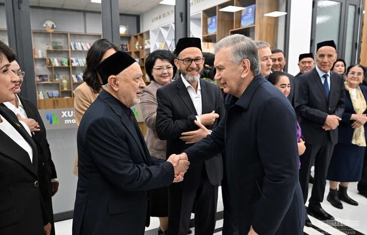 Shavkat Mirziyoyev Yangihayotning Xushnud mahallasidagi o‘zgarishlar bilan tanishdi (foto)