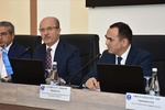 Туркия элчиси Олган Бекар, кенгаш раиси Эрол Ўзвар ҳамда вазир Абдуқодир Тошқулов.