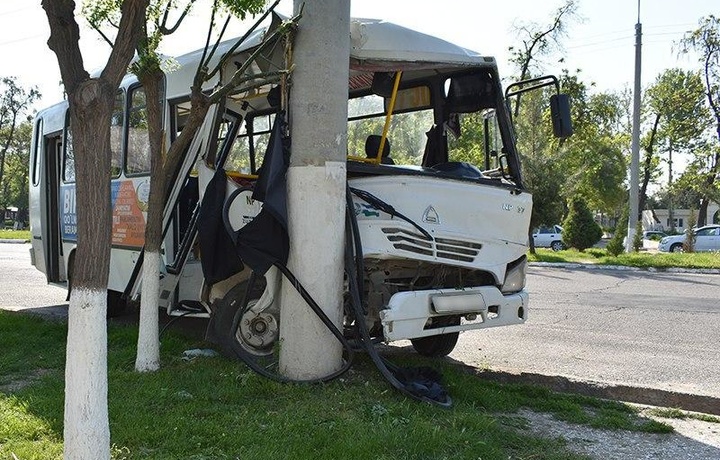 Юнусободда ЙТҲ: автобус йўл бўйидаги устунга урилди
