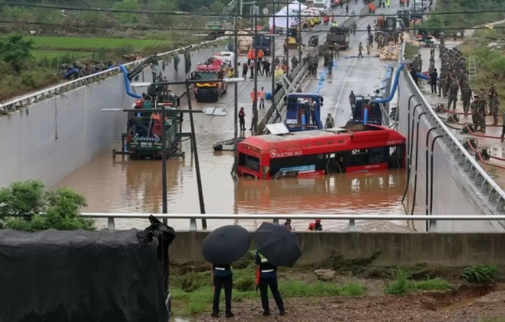 Наводнение в Южной Корее: Девять тел достали из быстро затопленного туннеля
