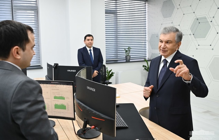 Prezident Davlat soliq qo‘mitasidagi markazga tashrif buyurdi (foto)