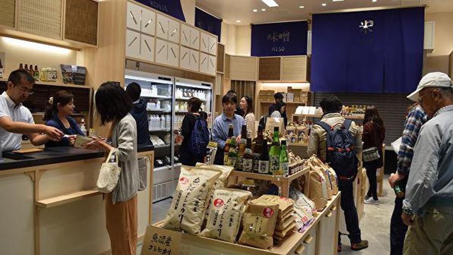 Иностранцев попросили не есть на ходу в Японии