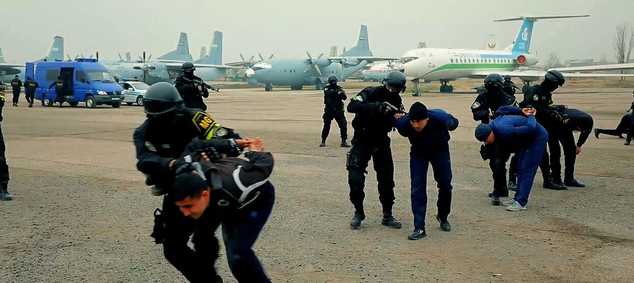 В аэропорту Ташкента проведена операция по захвату вооруженных террористов (фото)