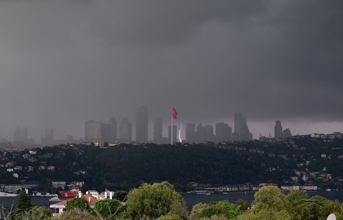 Istanbulda suv toshqinlari yuzaga keldi