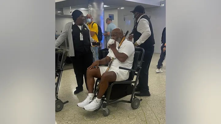 Легенда бокса Майк Тайсон замечен в аэропорту Майами в инвалидной коляске