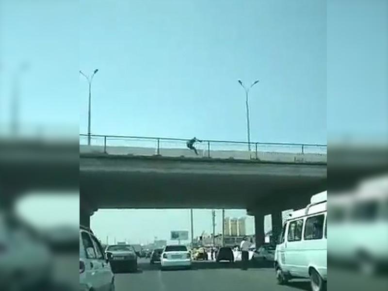 В Ташкенте спасли женщину, пытавшуюся спрыгнуть с куйлюкского моста
