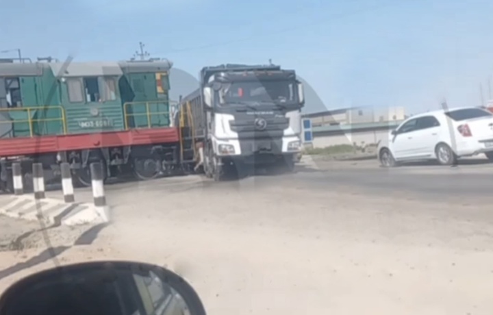 В Бухаре водитель грузовика попытался проскочить перед тепловозом, но не успел