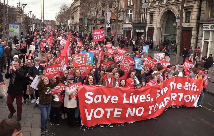 Dublinda o‘n minglab odamlar abortga qarshi namoyishga chiqdi