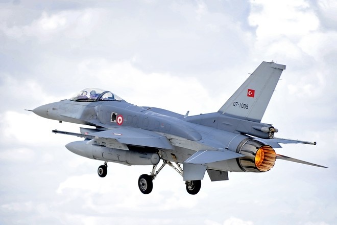 Турецкие F-16 взяли под охрану сейсмологическое судно в Средиземном море