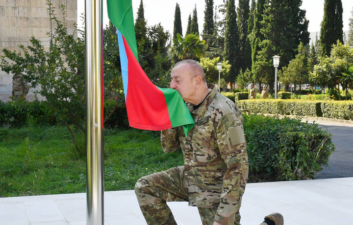 Ilhom Aliyev Qorabog‘ markazida Ozarbayjon bayrog‘ini ko‘tardi