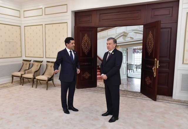 Президент Шавкат Мирзиёев посетил посольство Узбекистана в Китае