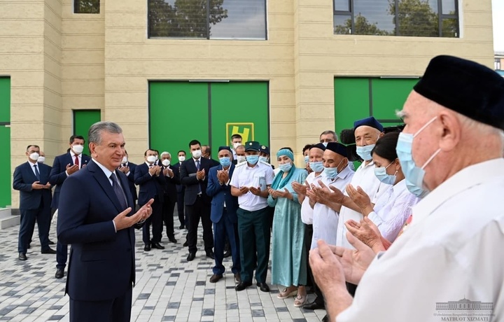 Шавкат Мирзиёев Сергелидаги маҳалла ҳаёти билан танишди (Фото)