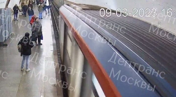 В Москве мужчина толкнул подростка под прибывающий поезд