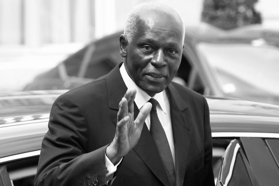 Ангола собиқ президенти ва энг бой африкалик аёлнинг отаси вафот этди