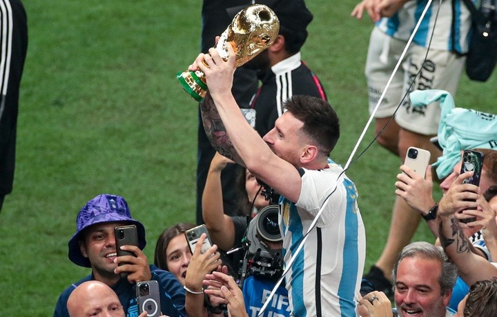 На самой популярной фотографии в мире Месси поднимает фейковый Кубок ЧМ