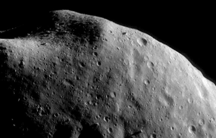 NASA рассказало о летящей к Земле «пирамиде Хеопса»