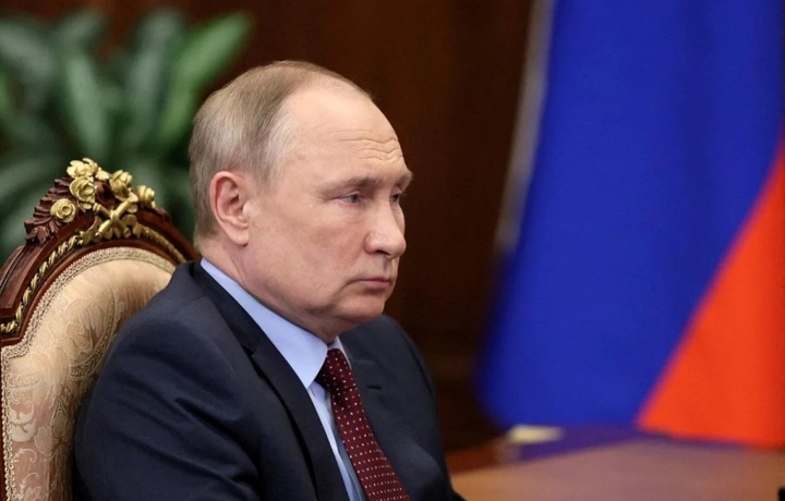 Муниципальные депутаты РФ потребовали отставки Путина